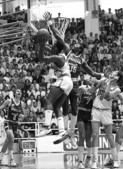 Scavolini Pesaro - Philips Milano 1988/89 : semifinale. Si riconoscono D'Antoni, Pittis e McAdoo per la Philips e Magnifico e Daye per Scavolini.